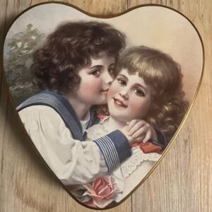 Large 9.5. X 9.5 x 2 - Heart Shaped Tin - Great Condition - Hoffman Collection
